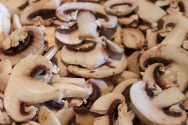 Dilimlenmiş mantarları kapat.