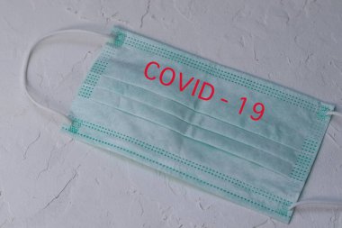 Beyaz arka planda tıbbi koruyucu maske. Ağız ve burnu kaplayan tek kullanımlık cerrahi maske. Sağlık hizmetleri koronavirüsü karantina, hijyen