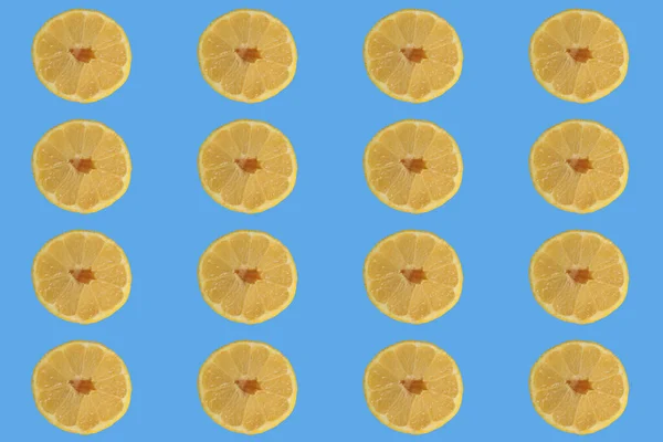 Zitronenscheiben Auf Blauem Hintergrund Konzept Für Rezepte Blog Oder Kochbuch — Stockfoto