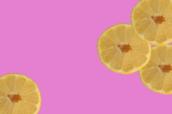 ピンクの背景にスライスレモン レシピのための概念 ブログや料理本 — ストック写真