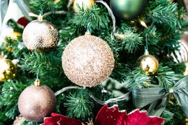 Noel ağacında parlak Noel topları. Noel süslemeleri