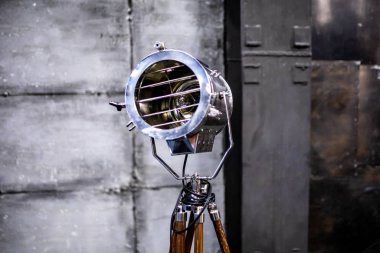 Stüdyoda büyük bir metal spot ışığı var. Klasik spot ışıkları