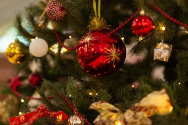 Oyuncaklar Noel ağacına süslenir.