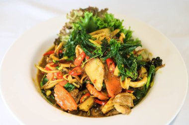 Baharatlı otlu kuzu eti ve beyaz tabakta sebze. Tayland Gıda Konsepti