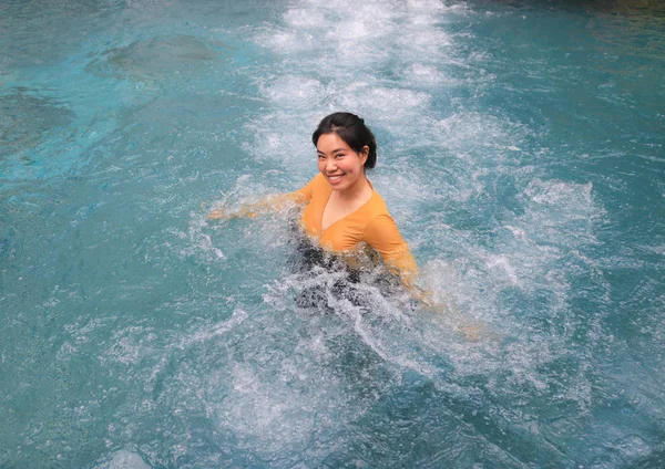 Azjatka Piękna Kobieta Ubieranie Stroje Kąpielowe Basenie Kobieta Ćwiczy Pływanie — Zdjęcie stockowe