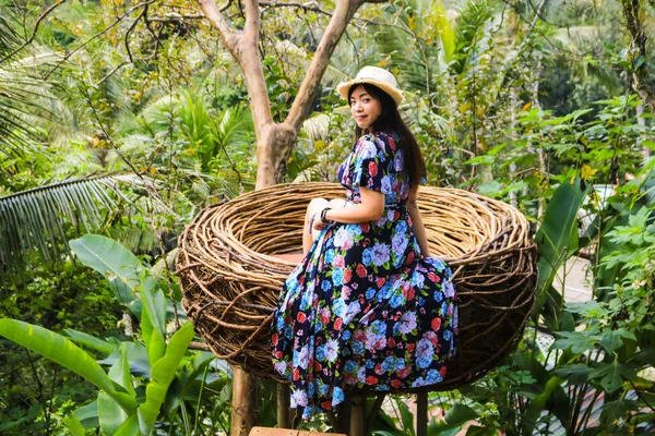 Azjatka Niebieskiej Sukience Pozująca Ptasie Gniazdo Veiw Point Górą Bali — Zdjęcie stockowe