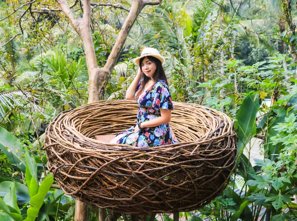 Mulher Asiática Vestido Azul Posando Ninho Pássaros Ponto Veiw Com — Fotografia de Stock