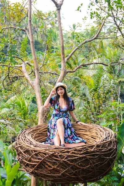 Azjatka Niebieskiej Sukience Pozująca Ptasie Gniazdo Veiw Point Górą Bali — Zdjęcie stockowe