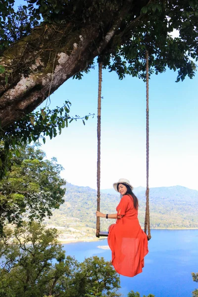 Ásia Mulher Desgaste Vermelho Vestido Jogar Bali Swing Grande Árvore — Fotografia de Stock