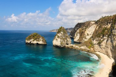 Nusa Penida Adası 'ndaki elmas plajı manzarası. Bali, Endonezya. Kayalık ve turkuaz deniz manzaralı elmas plaj manzarası. Elmas plajı turistlerin ilgi odağı. Seyahat kavramı