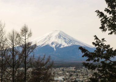 Fuji Dağı 'nın güzel manzarası kış mevsiminde, Fujiyoshida, Yamanashi, Japonya. Şehirli Fuji Dağı 'nın manzarası. Seyahat kavramı