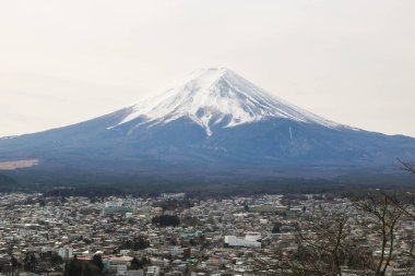Fuji Dağı 'nın güzel manzarası kış mevsiminde, Fujiyoshida, Yamanashi, Japonya. Şehirli Fuji Dağı 'nın manzarası. Seyahat kavramı