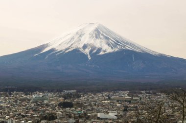 Fuji Dağı 'nın güzel manzarası kış mevsiminde, Fujiyoshida, Yamanashi, Japonya. Şehirli Fuji Dağı 'nın manzarası. Seyahat kavramı