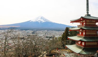 Fuji Dağı ve Chureito Pagoda 'nın güzel manzarası kış mevsiminde, Fujiyoshida, Yamanashi, Japonya