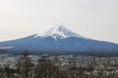 Fuji Dağı 'nın güzel manzarası kış mevsiminde, Fujiyoshida, Yamanashi, Japonya. Şehirli Fuji Dağı 'nın manzarası. Seyahat kavramı