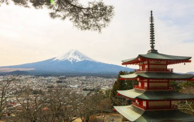 Fuji Dağı ve Chureito Pagoda 'nın güzel manzarası kış mevsiminde, Fujiyoshida, Yamanashi, Japonya