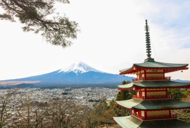 Fuji Dağı ve Chureito Pagoda 'nın güzel manzarası kış mevsiminde, Fujiyoshida, Yamanashi, Japonya