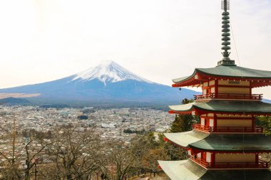 Fuji Dağı ve Chureito Pagoda 'nın güzel manzarası kış mevsiminde, Fujiyoshida, Yamanashi, Japonya
