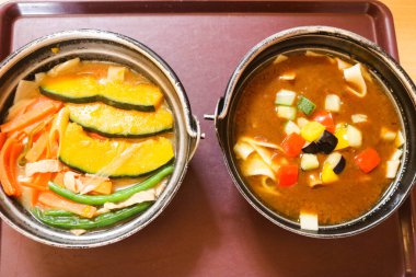 Sebzeli körili ramen ve kabaklı ve havuçlu Ramen. İki Japon eriştesi lezzetlidir. Sağlıklı gıda konsepti.