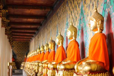 Bangkok, Tayland 'daki Wat Arun tapınağında Buda heykeli. Wat Arun Tayland 'ın ünlü bir turizm merkezidir. Din kavramı