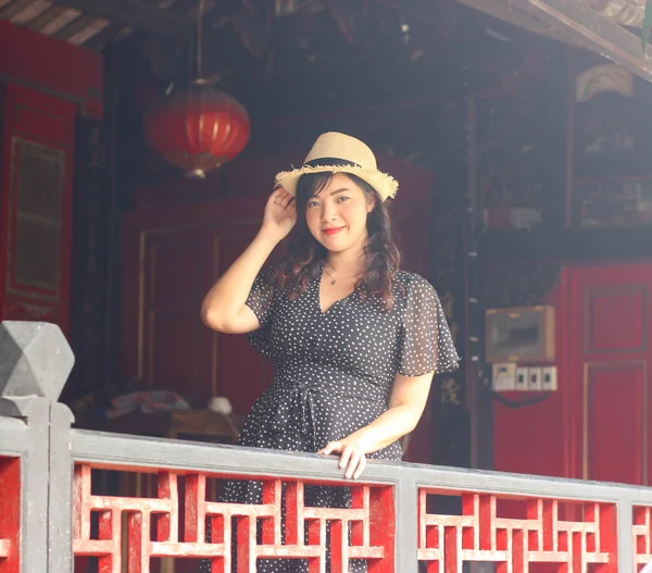 Azji Kobieta Noszenie Czarny Strój Pozowanie Tradycyjnym Chińskim Domu — Zdjęcie stockowe
