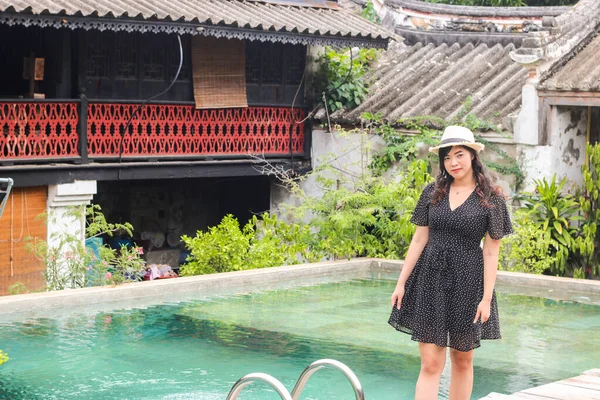 Asiático Bela Mulher Vestindo Vestido Preto Além Piscina Para Relaxar — Fotografia de Stock