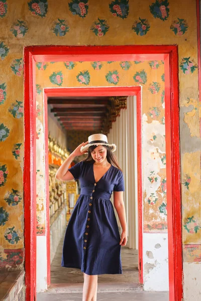 Azjatycka Piękna Dziewczyna Niebieskiej Sukience Białym Kapeluszem Podróży Wat Arun — Zdjęcie stockowe