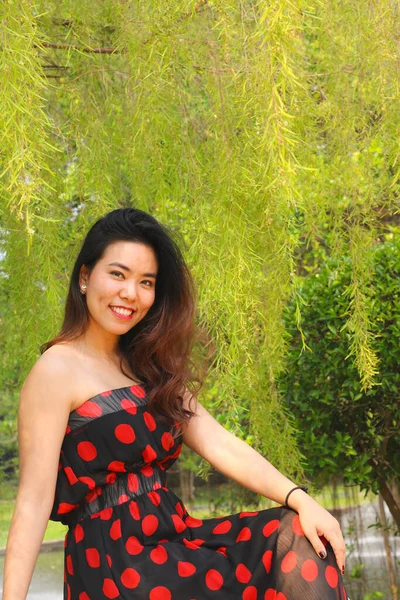 Portret Młodej Pięknej Azjatyckiej Kobiety Pozującej Uśmiechającej Się Ogrodzie Tłem — Zdjęcie stockowe