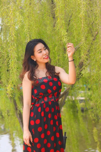 Portret Młodej Pięknej Azjatyckiej Kobiety Pozującej Uśmiechającej Się Ogrodzie Tłem — Zdjęcie stockowe