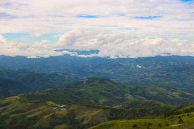 Sabahın ilk ışıklarındaki manzara manzaralı dağ katmanları