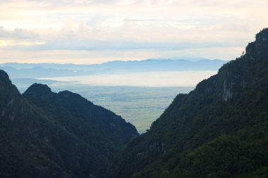 Sabah mavi gökyüzü olan dağ manzarası, Chaing rai, Tayland. Peyzaj kavramı