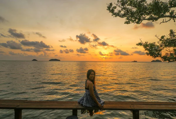 Mujer Asiática Sentada Una Silla Madera Cerca Del Mar Mirando — Foto de Stock