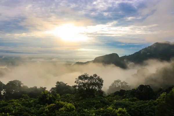 Bela Paisagem Panorâmica Montanha Nevoeiro Com Nascer Sol Pela Manhã — Fotografia de Stock