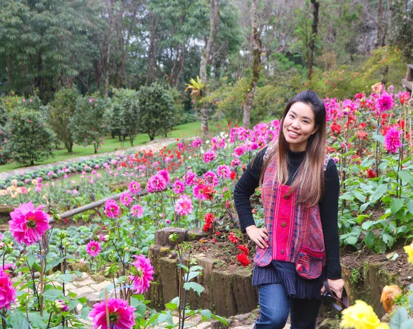 Voyage Femme Asiatique Dans Parc Fleurs Hiver Chaing Rai Thaïlande — Photo