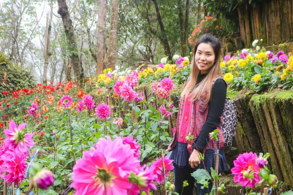 Femme Asiatique Voyage Dans Parc Fleurs Hiver Région Chaing Thaïlande — Photo