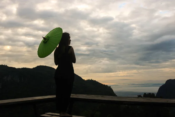 Mulher Silhueta Para Trás Observando Vista Montanha Com Nascer Sol — Fotografia de Stock