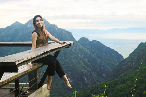 Menina Asiática Sentada Terraço Madeira Com Paisagem Montesa Céu Azul — Fotografia de Stock