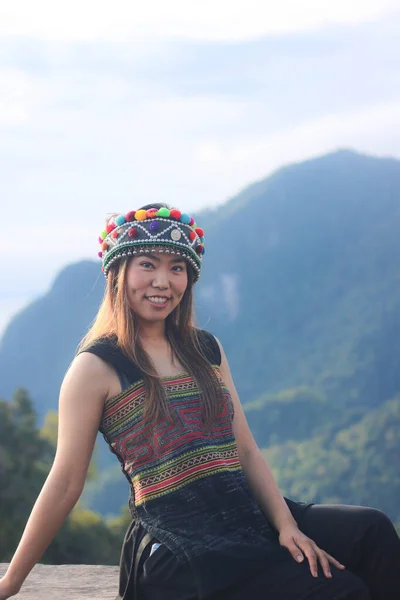 Retrato Una Hermosa Mujer Asiática Vistiendo Tribu Akha Sentada Una —  Fotos de Stock