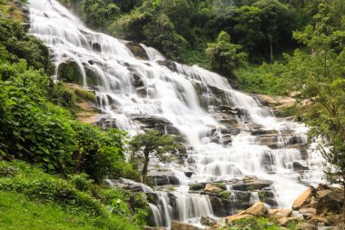 Doi Inthanon Uluslararası Parkı, Chaing Mai, Tayland yağmur ormanlı Mae ya şelalesi