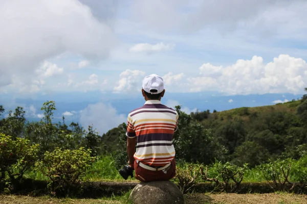 Homem Sênior Asiático Sentado Rocha Vendo Vista Paisagem Montanha Céu — Fotografia de Stock