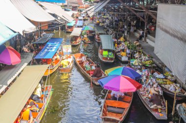 Ratchaburi, Tayland - 28 Ekim 2018: Damnoen Saduak Suüstü Pazarı Tayland 'ın Ratchaburi şehrinde popüler bir turizm merkezidir.