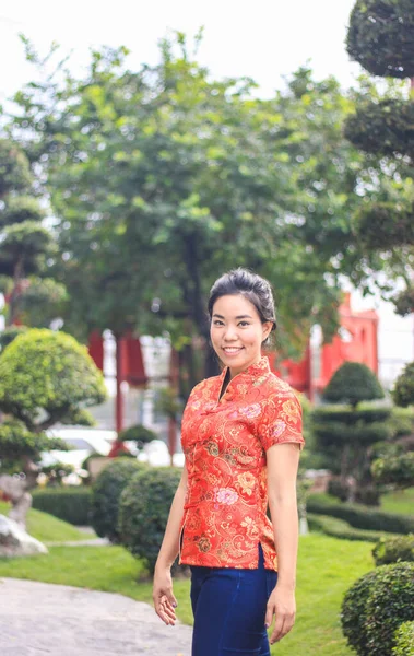 Azji Piękne Dziewczyna Noszenie Cheongsam Czerwony Koszula Dżinsy Pozowanie Ogrodzie — Zdjęcie stockowe