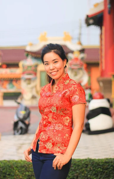 Azji Piękne Dziewczyna Noszenie Cheongsam Czerwony Koszula Jeansy Pozowanie Uśmiech — Zdjęcie stockowe