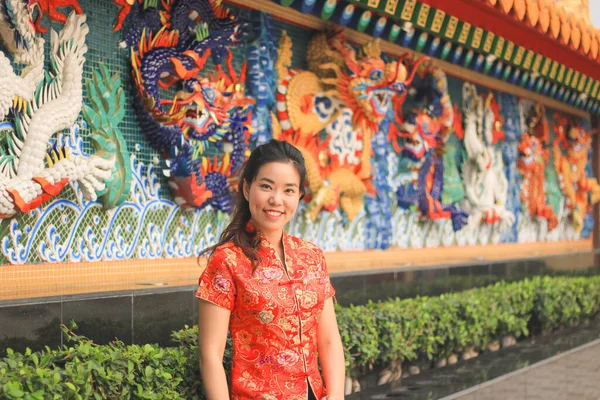 Azji Piękne Dziewczyna Noszenie Cheongsam Czerwony Koszula Jeansy Pozowanie Przed — Zdjęcie stockowe