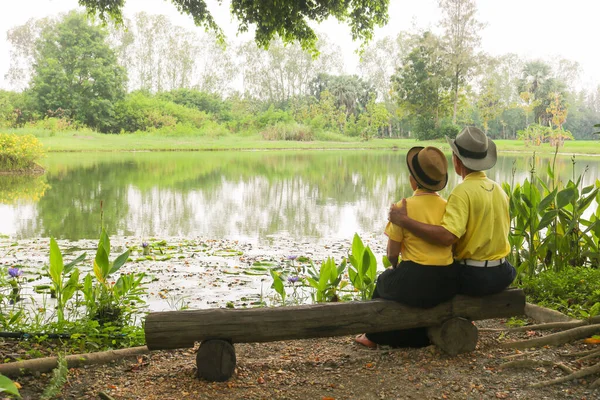 Couple Sénior Romantique Assis Sur Banc Bois Dans Parc Pour — Photo