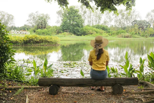 Mulher Asiática Sentada Banco Madeira Para Relaxar Parque — Fotografia de Stock