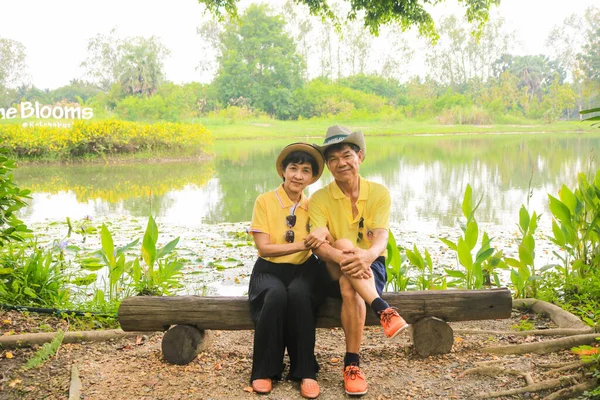 一对浪漫的老夫妇坐在公园的木制长椅上放松 — 图库照片