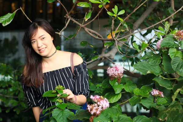 Azji Dziewczyna Podróżuje Ogrodzie Kwiaty Jej Wakacje — Zdjęcie stockowe