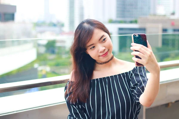 Azjatka Piękna Dziewczyna Robi Selfie Domu Towarowym Dachu Bangkoku Tajlandia — Zdjęcie stockowe
