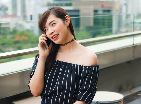 Asiatique Fille Porte Noir Hors Épaule Dessus Parler Sur Téléphone — Photo